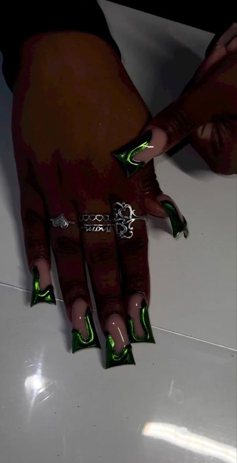 Black And Green Nail Inspo Acrylic, Dark Green Nails On Black Women, Emerald Green Birthday Nails, Green Duck Nails Acrylic, Duck Nails Green, Emerald Prom Nails, Black And Green Croc Nails, Black Nails With Green Rhinestones, Extra Birthday Nails Green