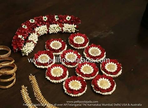 Jadai Wedding Malai Design Lotus, Moggina Jade, Indian Hair Accessories, Poola Jada, Bridal Hair Decorations, Fresh Flower Jewelry, Kobbari Bondam, Bridal Hairstyle Indian Wedding, Simple Stage Decorations