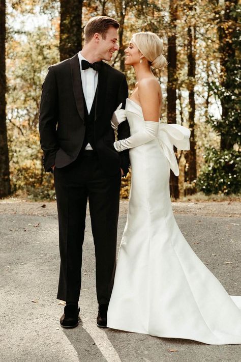 These Are The Top Wedding Shoes and Wedding Dresses 2022 Sadie Robertson Wedding, Sadie Robertson Dresses, Wedding Dress With Gloves, Simple Elegant Wedding Dress, Sadie Robertson, Louisiana Wedding, Satin Wedding Gown, Wedding Picture Poses, Groom Photo