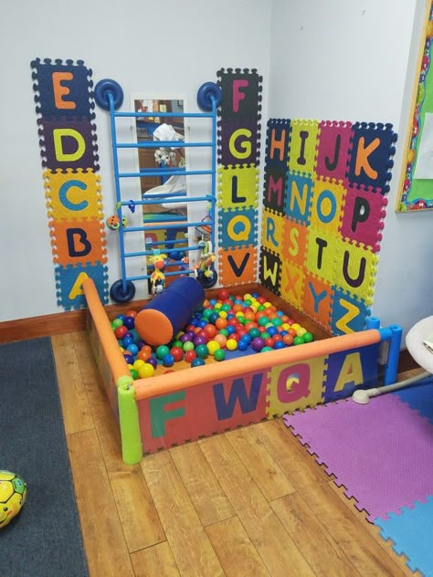 Diy ball pits Play Area For Infants, Diy Foam Pit, Ball Pit Ideas, Diy Ball Pit, Toddler Bounce House, Kids Playroom Ideas Diy, Ideas De Piscina, Kids Ball Pit, Baby Ball Pit