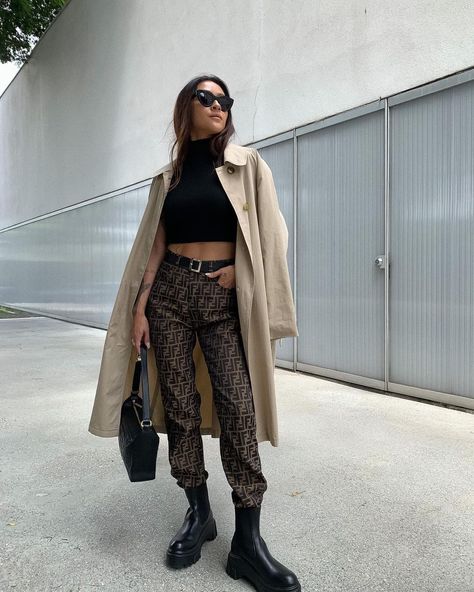 Miguuo on Instagram: “Fendi Vintage 🤎” Fendi Pants Outfit, Fendi Outfit, Styling Turtlenecks, Fendi Pants, Styling Pants, Styling Jackets, Styling Boots, Fendi Jacket, Jacket Outfit Women