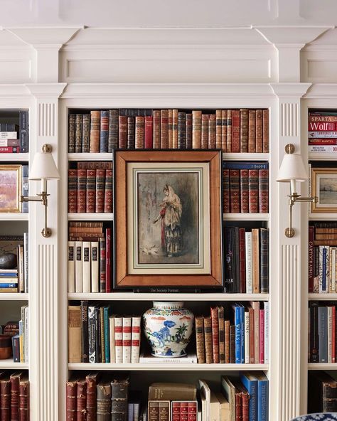 John B. Murray Architect on Instagram: “Fluted wood pilasters frame well appointed federal style bookcases in this Upper East Side living room. As featured in Contemporary…” Moody Library, Upper East Side Townhouse, Home Library Rooms, Library Living Room, Office Built Ins, Bunny Williams, Library Room, Home Library Design, Bedroom Renovation