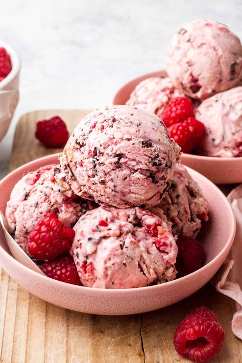 Refreshing Dessert Recipes, Homemade Hot Fudge Sauce, Frozen Treats Recipes, Chocolate Popsicles, Homemade Hot Fudge, Baked Recipes, Raspberry Ice Cream, Hot Fudge Sauce, Raspberry Chocolate