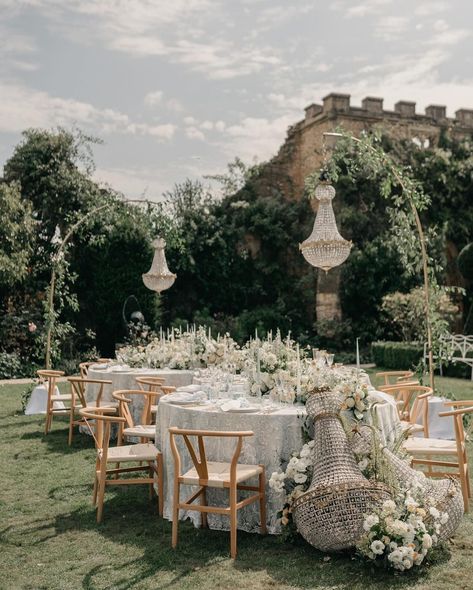 How beautiful is this alfresco wedding table designed by @byhannahbaskett ! Swipe to see the embroidered monogram linen napkins we provided for each table setting 🤍🤍 Repost @lauravieceliphotography Another slice of heaven from the @latelier_workshops on Tuesday at the breathtakingly beautiful Euridge Manor 🤍✨ adored this gorgeous table and all the stunning details put together so beautifully! Workshop @latelier_workshops Planning & design @byhannahbaskett Planning & Host @melissameganph... Euridge Manor Wedding, Euridge Manor, Alfresco Wedding, Workshop Plans, Wedding Table Designs, Monogrammed Linens, Slice Of Heaven, Tuscan Wedding, Portugal Wedding