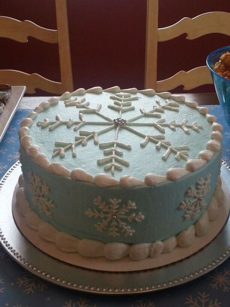 Winter Baby Shower Ideas, Pastel Frozen, Snowflake Cake, Christmas Cake Designs, Winter Cake, Frozen Cake, Cake Lover, Frozen Birthday Party, Holiday Cakes