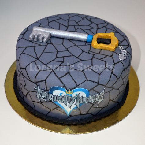 Pastel Kingdom Hearts Kingdom Hearts Birthday Cake, Kingdom Hearts Cake, Hearts Cake, Kingdom Hearts 1, Roxas Kingdom Hearts, Heart Birthday Cake, Regalos Ideas, Heart Birthday, Heart Cakes