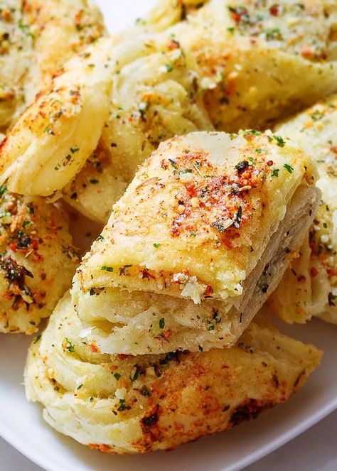 Spring Party Food: 14 Bites Perfect for Your Spring Dinner Party Menu — Eatwell101 Parmesan Puffs, Garlic Bites, Christmas Potluck, Potluck Ideas, Puff Recipe, Cheese Crisps, Baked Garlic, Puff Pastry Recipes, Snacks Für Party