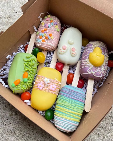 Easter Cakecicle, Cakesicle Pricing, Easter Sweet Treat Box Ideas, Easter Cake Sicles, Easter Popsicles, Easter Cake Popsicles, Easter Cakesicles Ideas, Spring Cakesicles, Easter Bakery Ideas