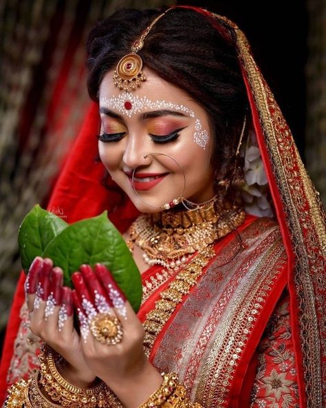 Bengali Bridal Poses, Bengali Bridal Photoshoot, Bangoli Saree Pose, Bengali Bride Photoshoot Poses, Bengali Wedding Look Bridal, Bangoli Saree Traditional Look, Bengali Bride Kolka Design, Bengali Kolka Design, Bengali Bride Traditional Look