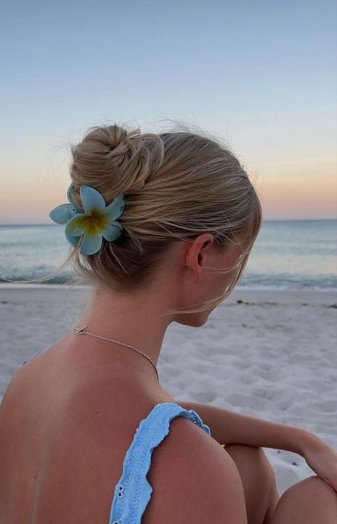 Hairstyles With Hawaiian Flower, Beach Blonde Hair, Easy Beach Hairstyles, Dunner Wordend Haar, Vacation Hairstyles, Beachy Hair, Clip Hairstyles, Flowers Summer, Foto Poses