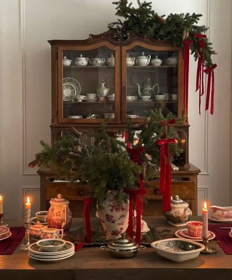 Cozy Christmas Decor, Christmas Decor Inspiration, Christmas Tablescape, Classy Christmas, Cottage Christmas, Christmas Interiors, Christmas Inspo, Christmas Tablescapes, Floral Decoration