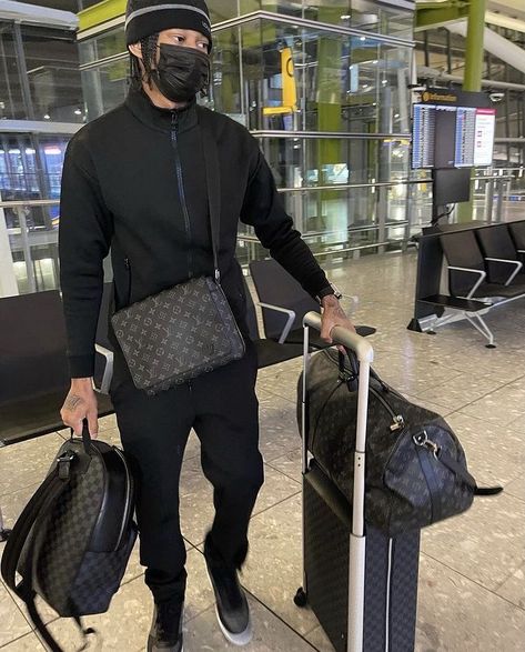 Airport Outfit Men, Luxury Bag Men, Mens Backpack Fashion, Crossbody Bag Outfit, Classy Street Style, Lv Backpack, Beanie Outfit, Drippy Outfit, African Shirts For Men