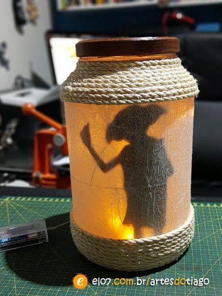 Harry Potter Dobby Crafts, Lampe Harry Potter, Harry Potter Present Ideas, Harry Potter Diy Crafts Decoration, Harry Potter Cumpleaños, Harry Potter Lamp, Harry Potter Presents, Harry Potter Ideas, Porta Halloween