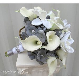 Bridal Bouquet Calla, Wedding Bouquet White, Wedding Flower Guide, Vintage Bouquet Wedding, Red Bouquet Wedding, Blue Wedding Bouquet, White Wedding Bouquets, Calla Lilies, Gray Weddings