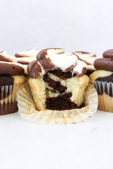 Chocolate And Vanilla Swirl, Vanilla And Chocolate Cupcakes, Vanilla Muffins, Swirl Cupcakes, Moist Cupcakes, Marble Cake Recipes, Cupcake Decoration, Homemade Buttermilk, Cupcake Cake Designs