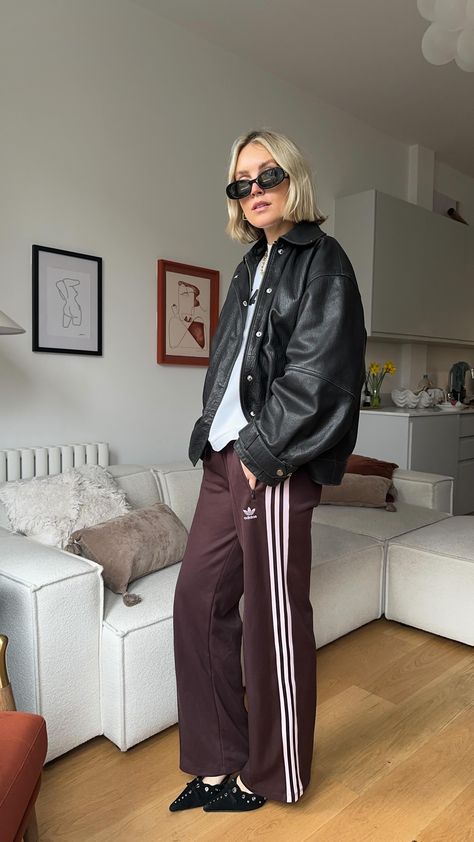 Polly Sayer (@pollyvsayer) • Instagram photos and videos Sports Winter Outfit, Alo Street Style, Champion Sweatpants Outfit Women, Brown Adidas Track Pants Outfit, Adidas Magmur Runner Outfit, Minimal Sporty Style, Sporty Cool Outfits, Foldover Pants Outfit, Brown Track Pants Outfit