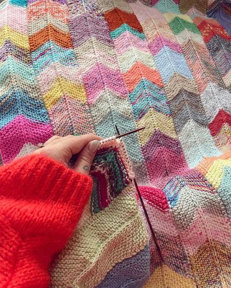 Knitted Blankets Using Scrap Yarn, Mood Blanket Knitting, Scrap Yarn Knit Blanket, Sock Yarn Blanket Knit, Scrappy Blanket Knitting, Scrappy Knitted Blankets, Scrap Yarn Projects Knitting, Knit Scrap Blanket, Scrappy Knitting Projects