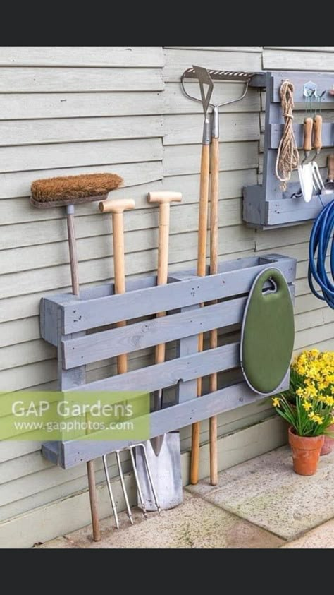 Painted Pallet, Gardening Equipment, Pallet Storage, Tool Rack, Garden Decor Projects, Garden Tool Storage, Backyard Diy Projects, Garden Tool, Trendy Home Decor