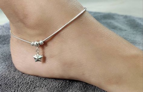 One Leg Anklet Silver, Leg Chain Anklets Indian Silver, Leg Anklets Silver, Silver Anklet Design Simple, Leg Chain Anklets, Indian Payal, Payal Silver, Payal Designs Silver, Anklets Silver