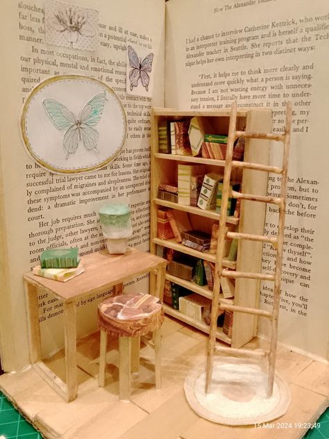 Diy Miniature Library, Book Nook Inspiration, Miniature Library Diy, Book Nook Ideas Diy, Library Drawing, Book Miniature, Miniature Library, Scissors Crafts, Mini Library