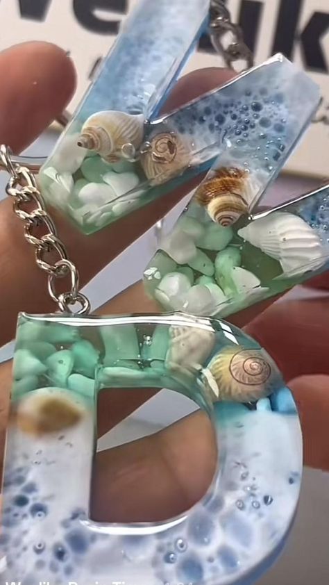 فن الرسم بالمسامير, Diy Resin Earrings, Seni Resin, Epoxy Resin Diy, Resin Crafts Tutorial, Diy Resin Projects, Resin Art Painting, Resin Jewelry Diy, Resin Design