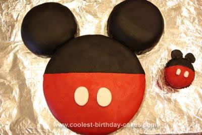 Another Mickey Mouse head idea.  This uses Duff's fondant & Wilton's modeling chocolate with corn syrup.  I want to give that combo a try. Mickey Birthday Cakes, Mickey Mouse Clubhouse Cake, Mouse Birthday Cake, Mickey Mouse Bday, Mickey Mouse Birthday Cake, Mickey Mouse Themed Birthday Party, Mickey Cakes, Mickey Mouse Clubhouse Party, Mickey Birthday Party