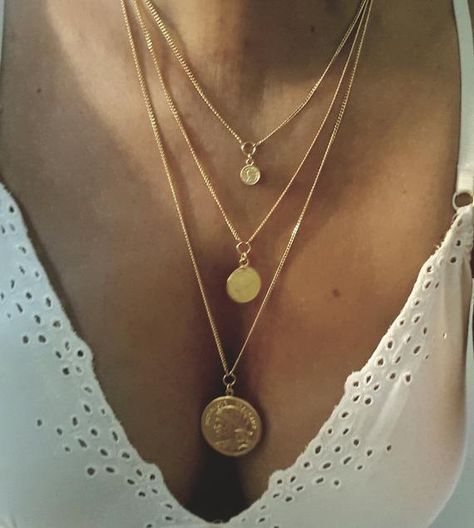 ♦ A triple chain necklace, made of gold-plated brass in a very high quality, The necklace is designed in a chic style decorated with coins and the necklace can be obtained in silver.   SIZA: length 33.07(84cm) 30.31(77 cm) 26.77(68 cm) The size refers to the lowest chain.  pendant high 0.39 (1 cm) Triple Chain Necklace, Multi Chain Bracelet, Layered Coin Necklace, Silver Coin Necklace, Gold Coin Necklace, Layered Necklaces Silver, Layered Necklace Set, Gold Charm Necklace, Medallion Necklace