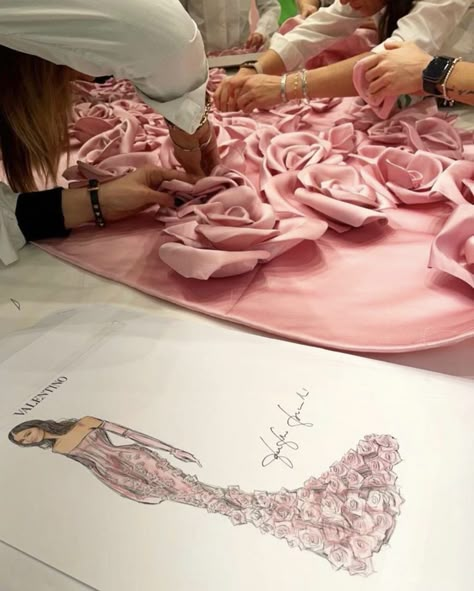 Designer couture Fashion Designer Aesthetic, Fashion Dream Job, Pierpaolo Piccioli, Designer Aesthetic, Fashion Jobs, Become A Fashion Designer, Fashion College, Fashion Career, Fashion Drawing Sketches