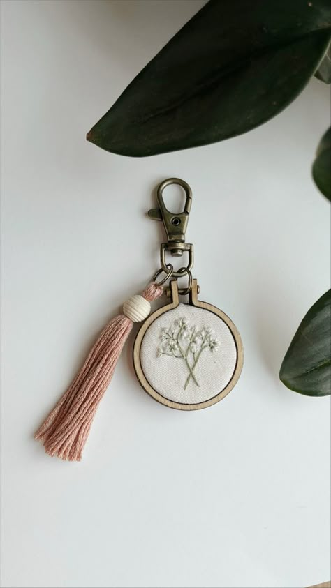 Small Embroidered Gifts, Small Embroidery Hoop Ideas, Embroidery Keychain Diy, Mini Embroidery Patterns, Breathe Flower, Embroidered Keychains, Keychain Embroidery, Embroidery Keychain, Embroidery Decor