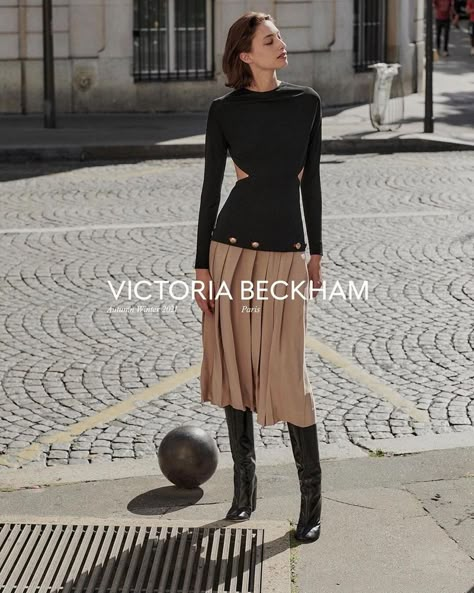 Victoria Beckham Autumn/Winter 2021 (Victoria Beckham) Alexandra Agoston, Chris Colls, Minimalist Fashion Photography, Minimal Street Style, Design Sketchbook, Campaign Fashion, Outdoor Photoshoot, Fashion Advertising, Men Fashion Casual Outfits