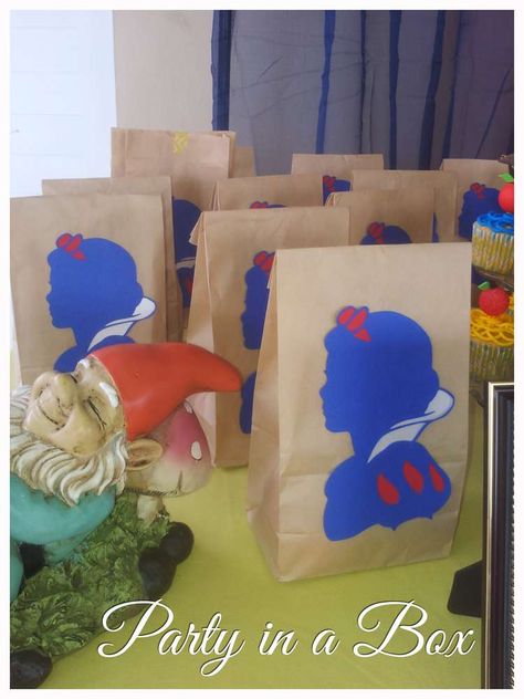 Snow White Birthday Party Ideas | Photo 1 of 39 | Catch My Party Snow White Gift Ideas, Snow White Goodie Bags, Snow White Birthday Party Ideas, White Birthday Party Ideas, White Party Theme, White Birthday Party, Snow White Birthday Party, Snow White Birthday, Snow White Party