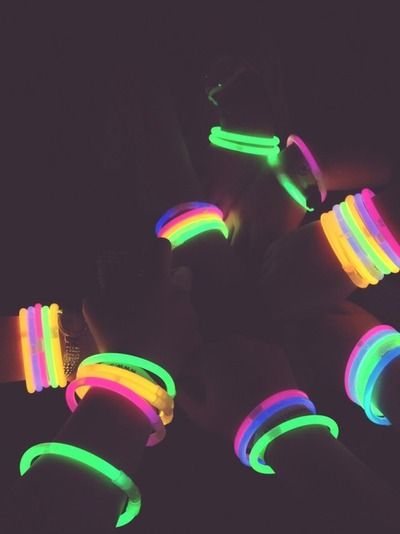 glow in the dark aesthetic Rave Theme, Neon Pool Parties, Glow Stick Party, Glow In Dark Party, Neon Birthday Party, Glow Birthday Party, Disco Birthday Party, Glow Bracelets, Neon Birthday