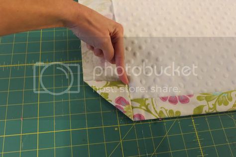 Crafting with Christie: Sewing Tip - Mitered corners on a blanket Self Binding Baby Blanket, Sewing Mitered Corners, Baby Boy Quilt Patterns, Quilt Binding Tutorial, Quilt Corners, Baby Blanket Tutorial, Boys Quilt Patterns, Sewing Caddy, Diy Baby Blanket