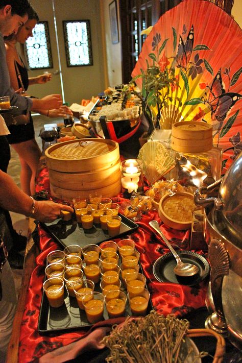 Catering Asian Food, Japanese Buffet Table, Wedding Food Japanese, Asian Buffet Table Ideas, Asian Table Setting, Dimsum Party, Chinese Catering, Asian Catering, Sushi Painting