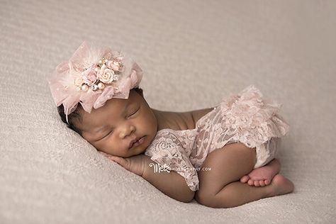 Newborn Photography Girly, Newborn Bonnet, Sweet Pictures, Pink Newborn, Newborn Baby Photoshoot, Newborn Photo Shoot, Flower Embellishments, Baby Photo Shoot, Newborn Pics