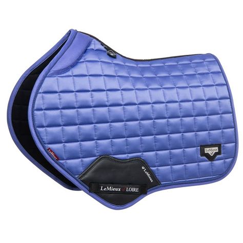 A super stylish saddlecloth that oozes quality and class. The LeMieux Loire Memory Satin Close Contact Square has a beautiful sheen whilst still benefitting from the wonderfully soft and breathable Bamboo lining. Jumping Saddle Pads, Saddle Pads English, Saddle Fitting, Jumping Saddle, English Saddle, Equestrian Riding, Saddle Pad, Chic Leather, Equestrian Outfits