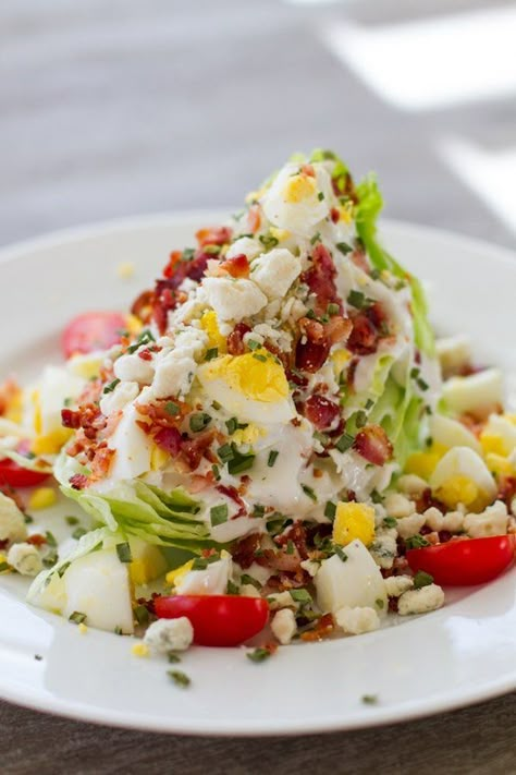 Wedge Salad Wedge Salad Recipe, Iceberg Wedge Salad, Wedge Salad Recipes, Keto Salads, Resep Salad, Wedge Salad, Low Carb Salad, Salad Pasta, Summer Salad Recipes