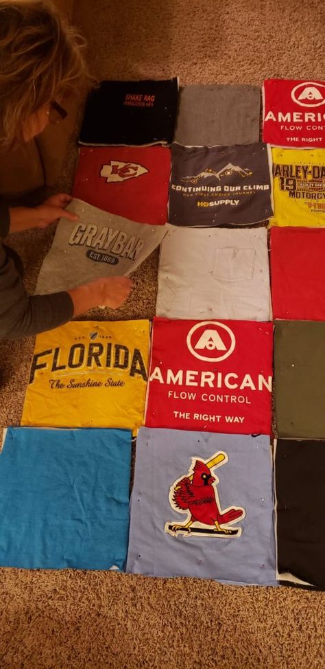 Tshirt Quilt Diy, T Shirt Blanket, Recycled Blankets, Shirt Blanket, Sewing Tshirt, Old Tee Shirts, Tshirt Blanket, Diy T Shirt, Konmari Method