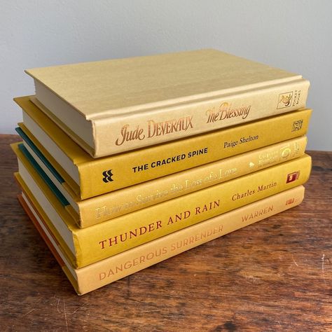 Books With Yellow Covers, Yellow Book Aesthetic, Tigers Aesthetic, Yellow Academia, Bookshelf Goals, Notion Pics, Rainbow Bookshelf, Yellow Books, Honey Aesthetic