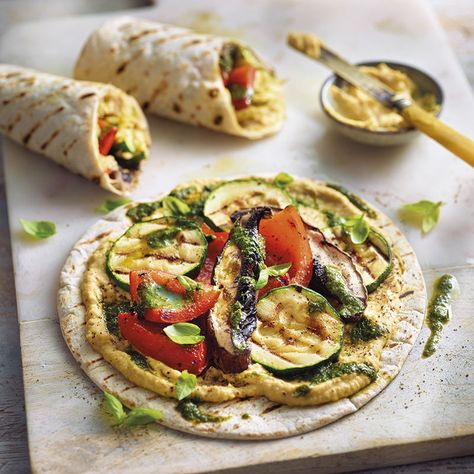 Wraps aux légumes grillés et houmous | Recette Minceur | WW België Zucchini Paprika, Vegas Food, Baroque Design, Salmon Recipes, Veggie Recipes, Healthy Lunch, Healthy Dinner Recipes, Weight Watchers, Workout Food