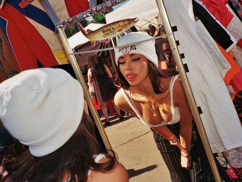 Madison beer looking pretty as always😍 she is wearing a cute white croptop with black stripe capris with a gold necklace and a white beanie love her style. Madison Beer Fits, Outfits With Beanies, First Aesthetic, Summer Photography Ideas, As She Pleases, Madison Style, Madison Beer Style, Madison Beer Outfits, Beanie Fits