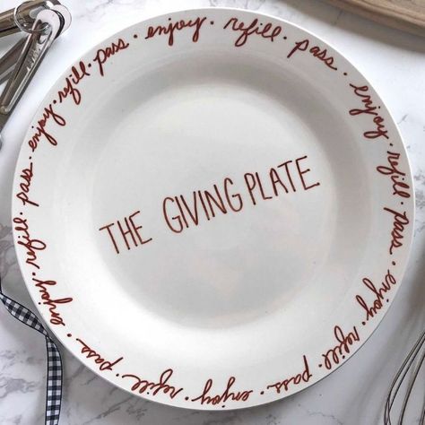 Dollar Tree Giving Plate with Printable Gift Tag Thanksgiving Plate Decorations, Christmas Plate Gift Ideas, Diy Giving Plate, The Giving Plate Diy, Giving Plate Ideas, Giving Plate Diy, The Giving Plate, Kid Friendly Thanksgiving, Sharpie Plates