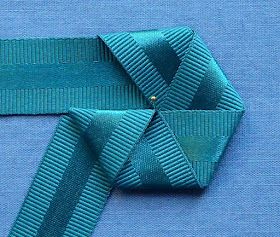 Black Tulip: How to make a hexagonal ribbon cockade Ribbon Cockade, Award Ribbons, I Love To Read, Fabric Origami, Ribbon Rosettes, Ribbon Crafts Diy, Fabric Brooch, Applique Quilt Patterns, Fabric Embellishment