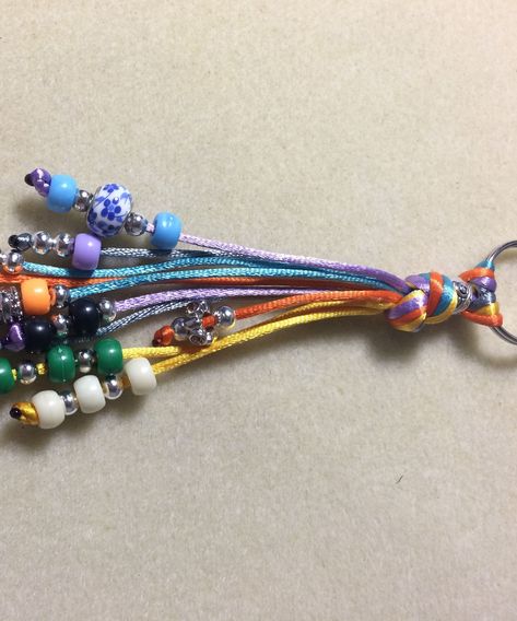 Elastic Keychain Diy, Handmade Keychains Diy, Keychain Boys, Keychains Diy, Keychain Craft, Handmade Keychains, Beaded Keychain, Cord Jewelry, Senior Night