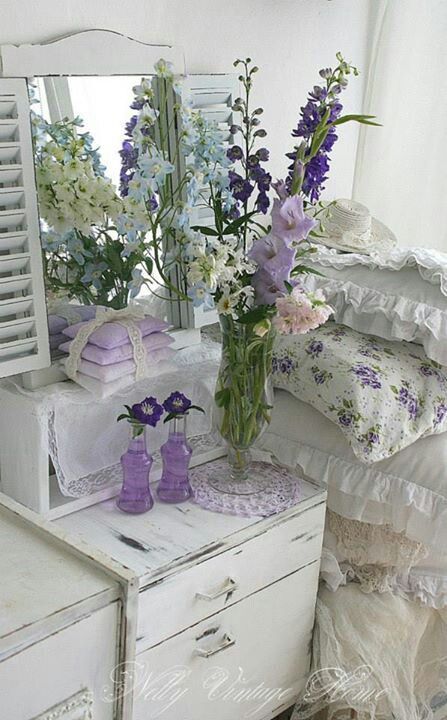 Charming Cottage style with lavender accents Love this for Bre Camera Shabby Chic, Commode Shabby Chic, Remodel Fireplace, Baños Shabby Chic, Chic Chalet, Brown Minimalist, Cotton Painting, Styl Shabby Chic, Vibeke Design