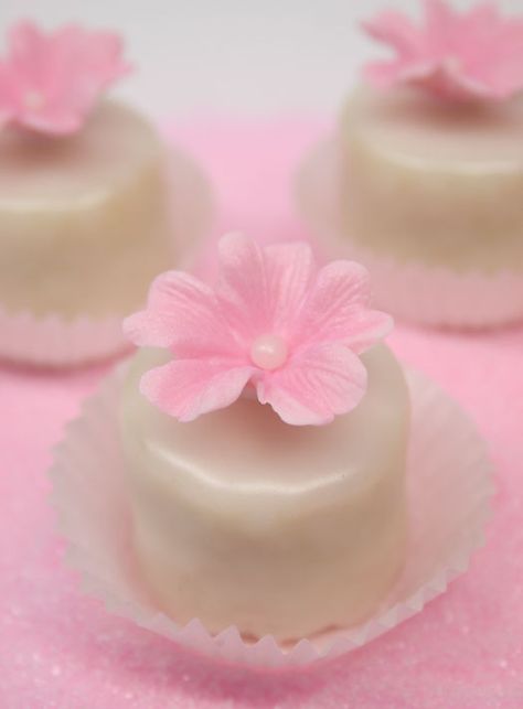 Learn how to make petit fours with pound cake and petit fours icing that is inspired by Martha Stewart. Petit Four Icing, Petit Four Recipes, Dessert Mini, Torte Cupcake, Sweet Cupcakes, Little Cakes, Small Cake, Cake Frosting, Savoury Cake