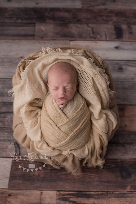 Criss cross applesauce---Just a little basket weave wrapping style. :) #newbornphotography #newbornphotographer #newborn #babyphotography #babyphotographer #newbornposing #newbornphotos #newbornsession #baby #photography #cute #babylove #babyphotos #baby #babies #cute #babylove #wrap #babywrap #swaddle Newborn Photography Wrap, Baby Photoshoot Boy, Newborn Baby Photoshoot, Baby Boy Photography, Newborn Poses, Newborn Posing, Newborn Swaddle, Newborn Portrait, Boy Poses