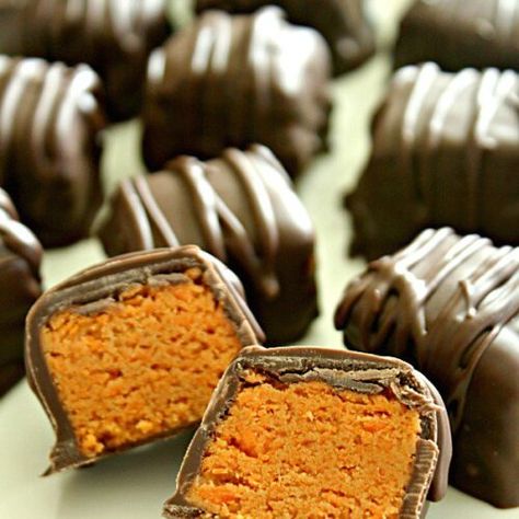 Homemade Butterfinger Candy Bars Recipe - Six Sisters' Stuff Homemade Butterfingers, Candy Bar Recipe, Dessert Halloween, Butterfinger Candy, Six Sisters Stuff, Candy Recipes Homemade, Caramel Pecan, Homemade Candies, Candy Bars