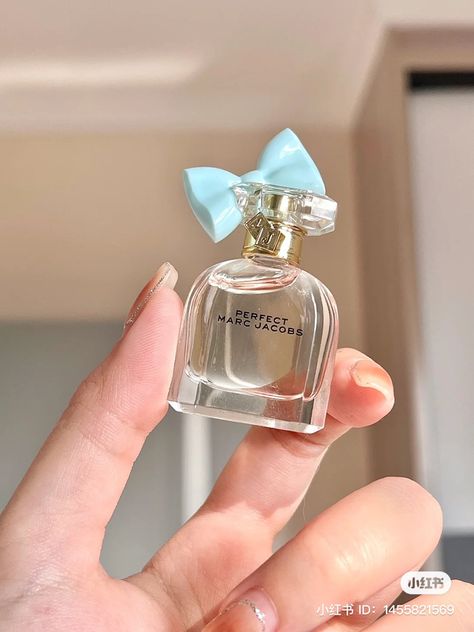 Cute Mini Perfume, Mini Perfume Aesthetic, Mini Perfumes, Koleksi Parfum, Small Perfume, Mini Fragrance, Pretty Perfume Bottles, Fragrances Perfume Woman, Mini Perfume