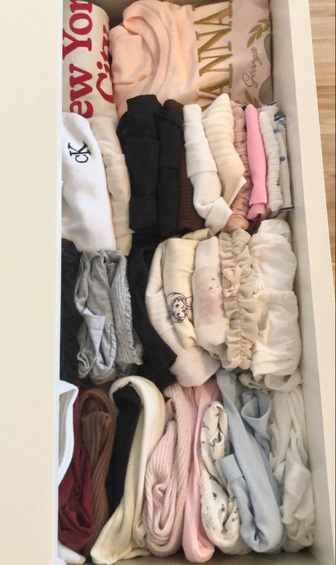 Clothing Dresser Organization, 6 Drawer Dresser Organization, Dresser Organization Aesthetic, Dresser Drawers Organization, Dresser Organization Ideas Bedroom, Organized Dresser Drawers, Drawer Organization Clothes Aesthetic, Aesthetic Dresser Organization, Organized Drawers Aesthetic